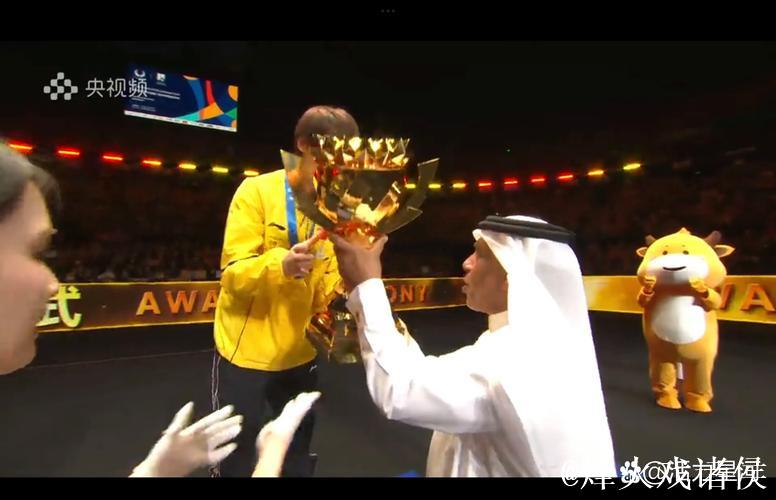 王曼昱奖杯小意外,张本智和惊吓瞬间:颁奖典礼上的幽默时刻 王曼昱奖杯小意外,张本智和惊吓瞬间:颁奖典礼上的幽默时刻